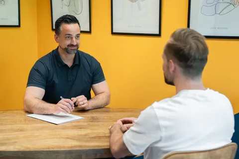 Robin van Hoof beantwoordt vragen van een client