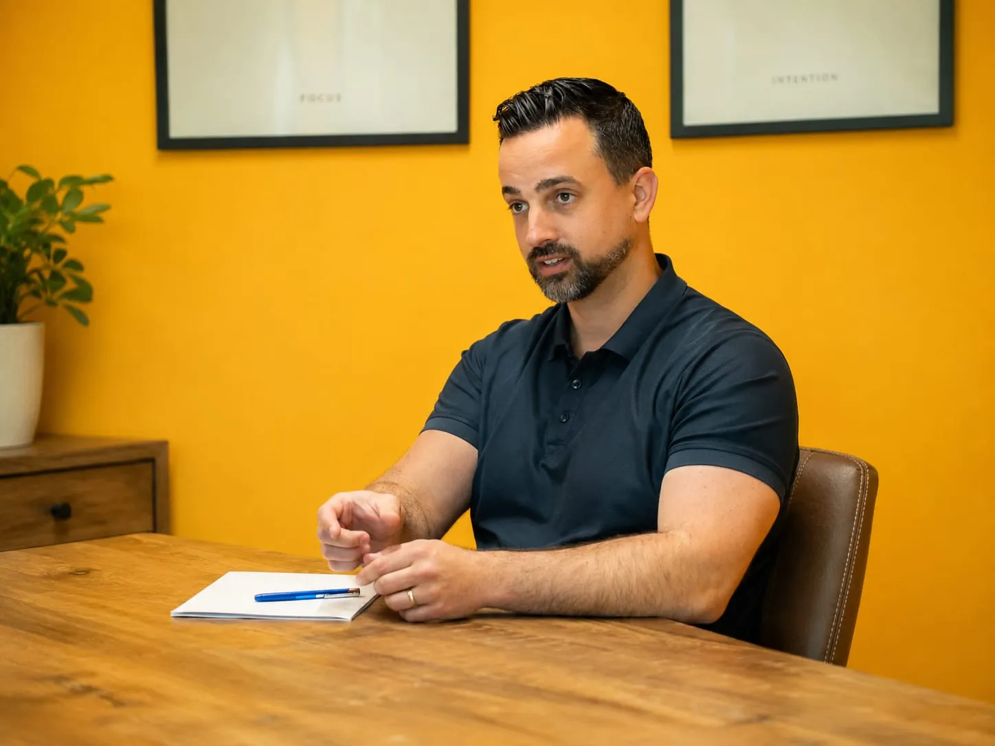 Robin bespreekt het behandelverloop met een client